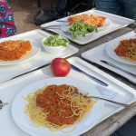 Tabletts mit Spaghetti-Soja-Bolognese